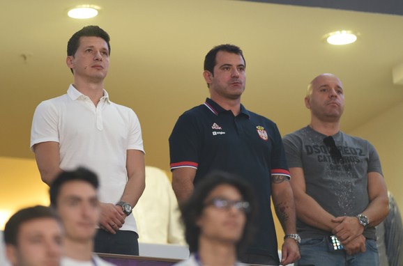 Marko Pantelić i Dejan Stanković slušaju intoniranje himne