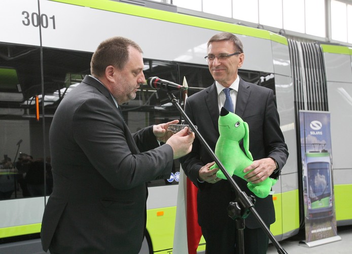 Zbigniew Palenica (L) z zarządu spółki Solaris oraz prezydent Olsztyna Piotr Grzymowicz (P) podczas prezentacji pierwszego tramwaju Solaris Tramino Olsztyn. <br><br> (tw/cat) PAP/Tomasz Waszczuk