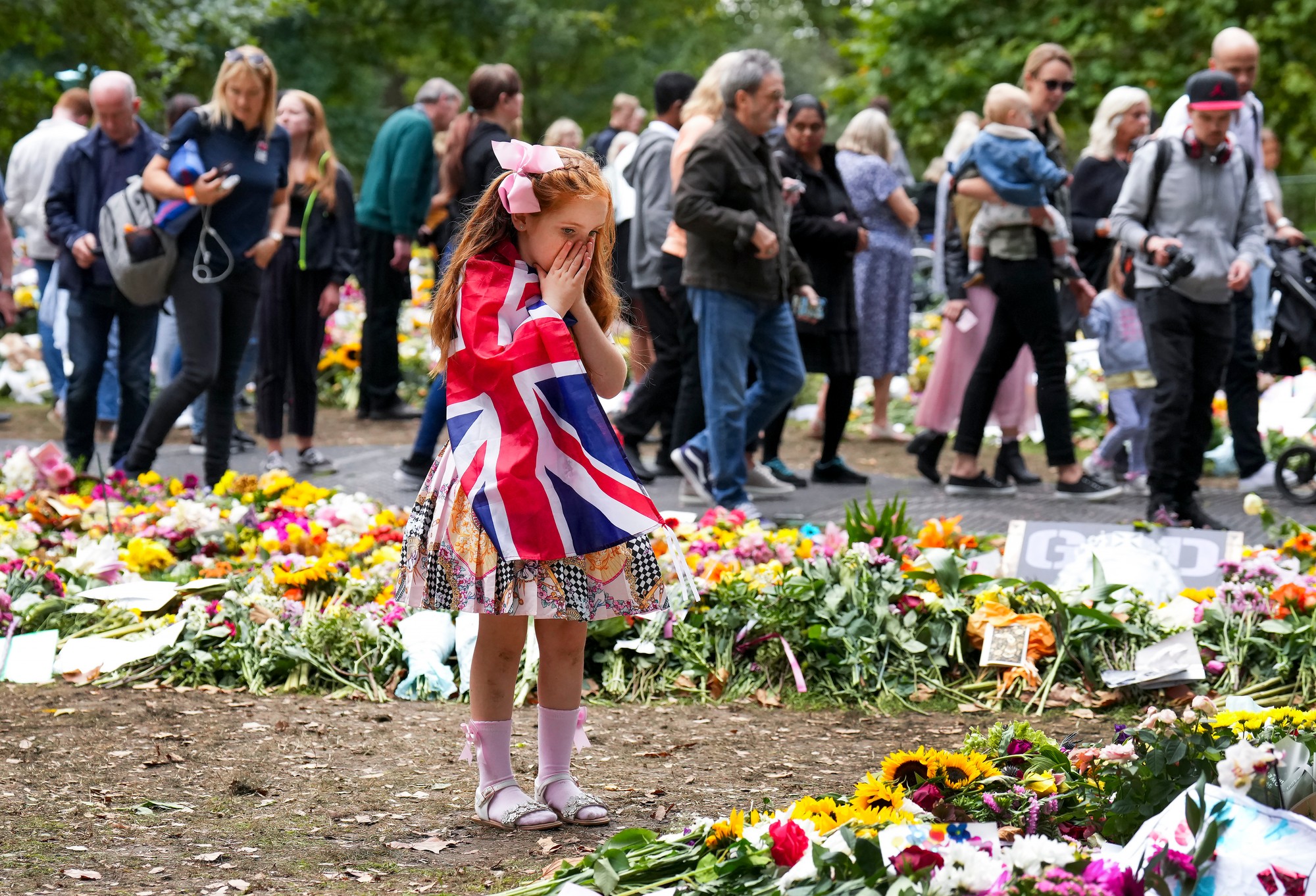 Smútiaci ľudia vzdávajú hold pamiatke zosnulej britskej kráľovnej Alžbety II.
