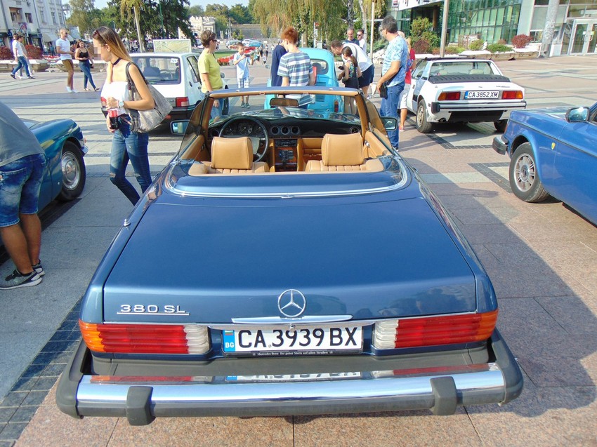 Retro "mercedes" privukao dosta pažnje 