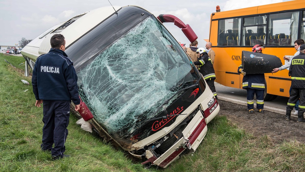 Siedem osób hospitalizowanych to ostateczny bilans wypadku szwedzkiego autokaru, do którego doszło na autostradzie A4 w okolicach Legnickiego Pola (Dolnośląskie). Pojazd wpadł do przydrożnego rowu. Podróżowała nim młodzież ze Szwecji. Natomiast około 4 nad ranem przy węźle Złotoryja przewrócił się tir - A4 była w tym miejscu całkowicie zablokowana.