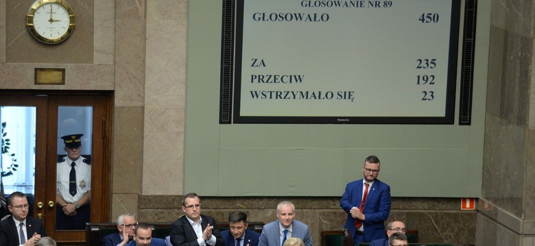 Ustawa PiS o Sądzie Najwyższym uchwalona. Zagadkowa powściągliwość Gowina