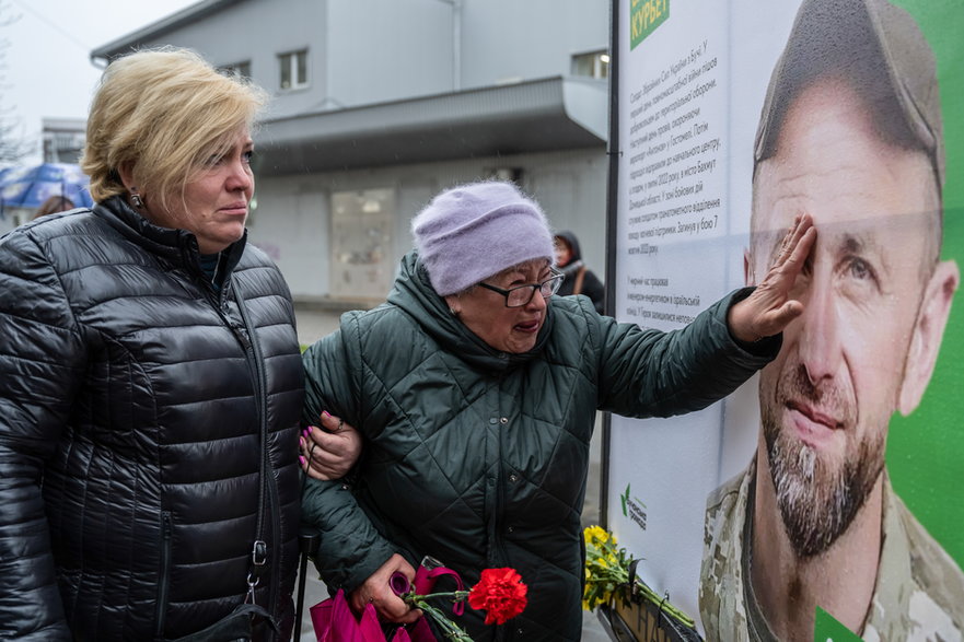 Na zdjęciu mieszkańcy Buczy obchodzą pierwszą rocznicę wyzwolenia miasta spod okupacji rosyjskiej