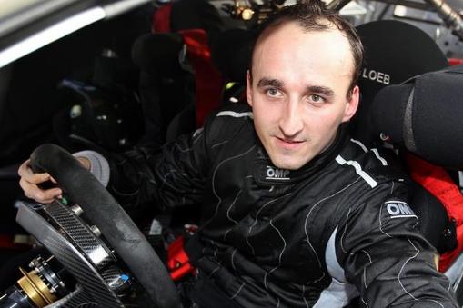 Robert Kubica za kierownicą samochodu rajdowego drzwi otwarte