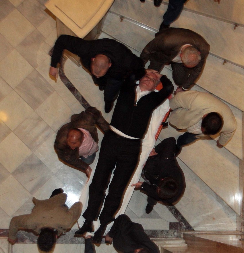 Nikolića su izneli na nosilima i odvezli u privatnu bolnicu na Novom Beogradu