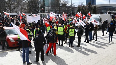 Protest przeciwników obostrzeń w Warszawie. Policja poinformowała o rozwiązaniu zgromadzenia