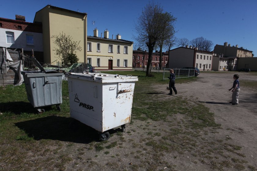 zaniedbane podwórko w Letnicy