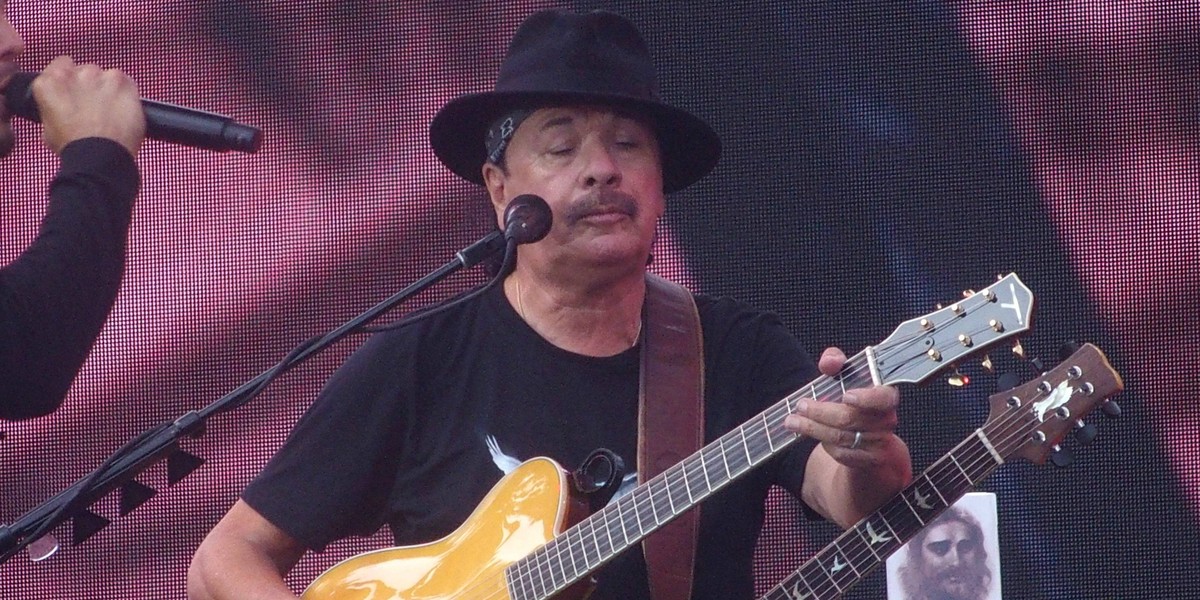 Carlos Santana upadł podczas koncertu. Został odwieziony do szpitala.