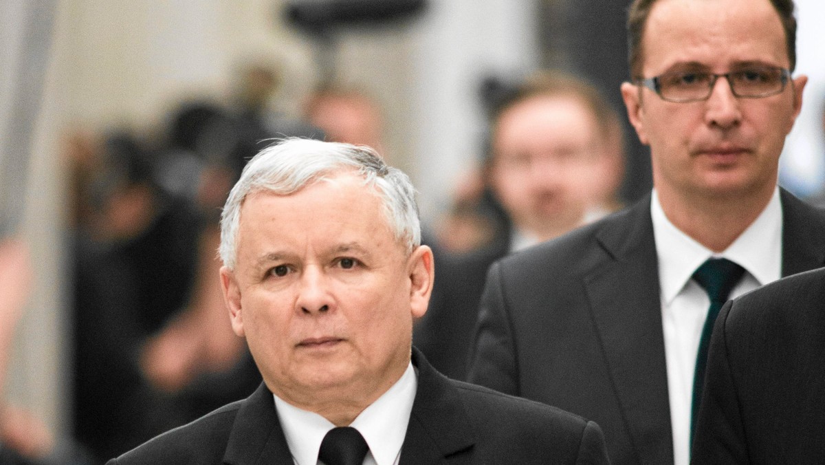 Jarosław Kaczyński zrzeka się immunitetu - poinformował marszałek Sejmu Grzegorz Schetyna. Prezes PiS złożył juz na ręce marszałka odpowiednie pismo. Sprawa ma związek z oskarżeniem przez byłego wicepremiera Romana Giertycha, że prezes PiS zbierał "haki" na politycznych rywali.