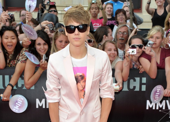 9. Justin Bieber - 53 mln USD.