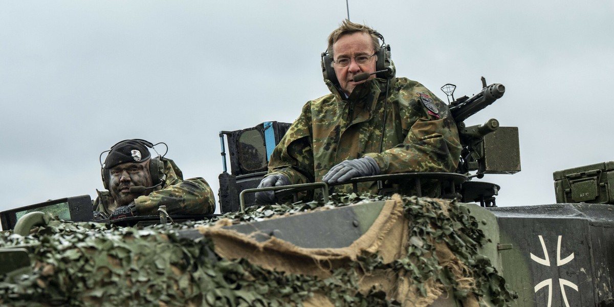 Niemiecki minister obrony Boris Pistorius w czołgu Leopard 2.