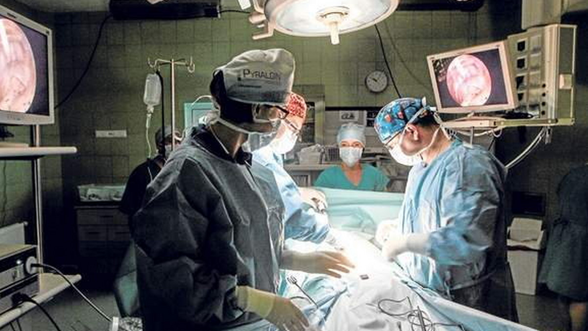 W Klinice Chirurgii Klatki Piersiowej w Podkarpackim Centrum Chorób Płuc w Rzeszowie wykonuje się rocznie ok. tysiąca operacji, z czego ok. 120 przechodzą pacjenci z rakiem płuc - informuje serwis nowiny24.pl.