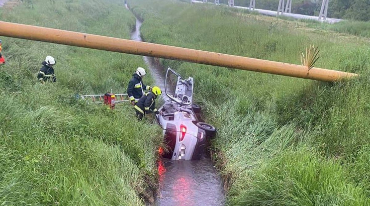 Vízzel teli árokba borult egy kocsi Pécsett, a sofőr csaknem megfulladt / Fotó: balesetinfo.hu