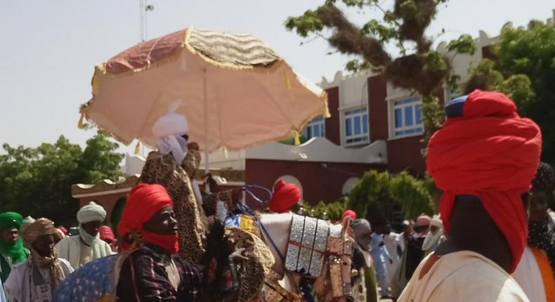 Emir of Kano, Muhammadu Sanusi II acknowledging greetings from people (Twitter)