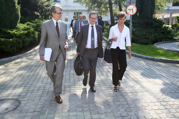 Członkowie delegacji: wiceprzewodniczący Komisji Weneckiej Kaarlo Tuori, szef wydziału sprawiedliwości konstytucyjnej w Sekretariacie Komisji Weneckiej Schnutz Rudolf Duerr oraz Sarah Cleveland
