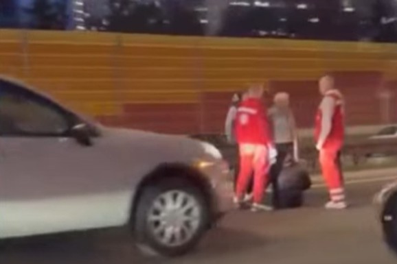 OBOREN MOTOCIKLISTA Teška nesreća na Mostarskoj petlji: Hitna pomoć na terenu (FOTO, VIDEO)