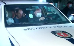 Napad na bank. Uzbrojony napastnik zabrał ze sobą zakładników i pół miliona dolarów [WIDEO]