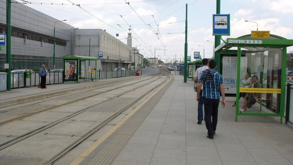 Część poznańskich radnych chciałaby, by 32. prezydent USA, Franklin Delano Roosevelt przestał być patronem głównej ulicy w centrum miasta. Radni PiS zaproponowali, by nowym patronem arterii został Lech Kaczyński. O krok dalej poszedł Janusz Kapuściński, który postuluje, by zniknęła nazwa Rondo Kaponiera. Tymczasem jego niesmaczny żart, by nowa ulica prowadząca do spalarni nazywała się Oświęcimską, wzburzyła Gminę Żydowską.