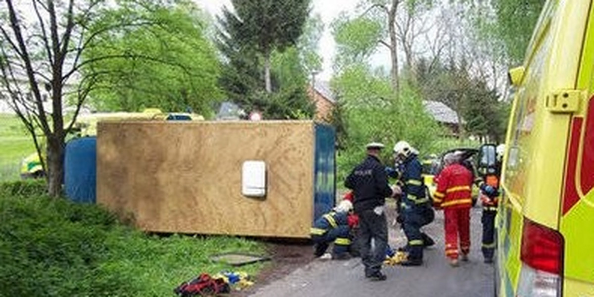 Autokar wpadł do rowu. nie żyje 23-letni piłkarz