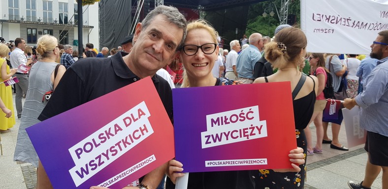 Uczestnicy manifestacji przeciw przemocy