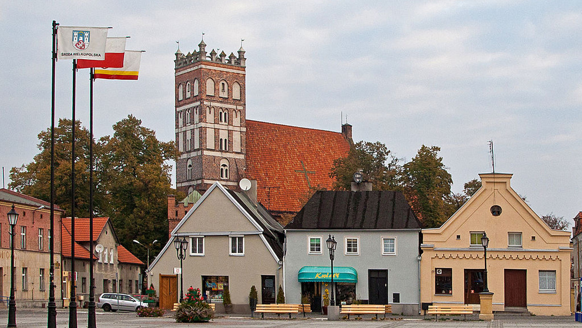 Kiedy Oksana dostała wylewu w przyzakładowym mieszkaniu, jej pracodawca wywiózł ją do pobliskiego miasteczka i zostawił na przystanku autobusowym. Następnie wezwał policję do rzekomo pijanej kobiety. Tak sprawę przedstawiają bliscy Oksany. Właściciel firmy wydał oświadczenie, w którym podkreśla, że "opis zdarzenia nie uwzględnia jego bardziej skomplikowanego przebiegu". Jednocześnie zapowiada pomoc chorej kobiecie.