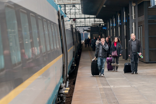 Jeździ za wolno. Wozi powietrze. Było za drogie. Raport o Pendolino na polskich torach