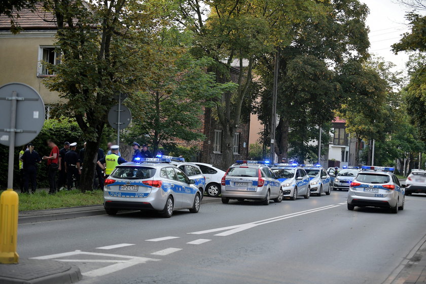 Obława we Włochach. Motocyklista ucieka w kajdankach