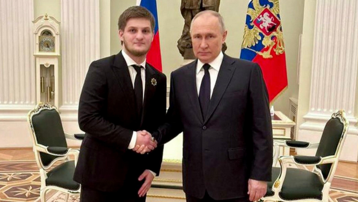 Wojna w Ukrainie: Putin spotkał się z synem Kadyrowa. "Szuka następcy?"