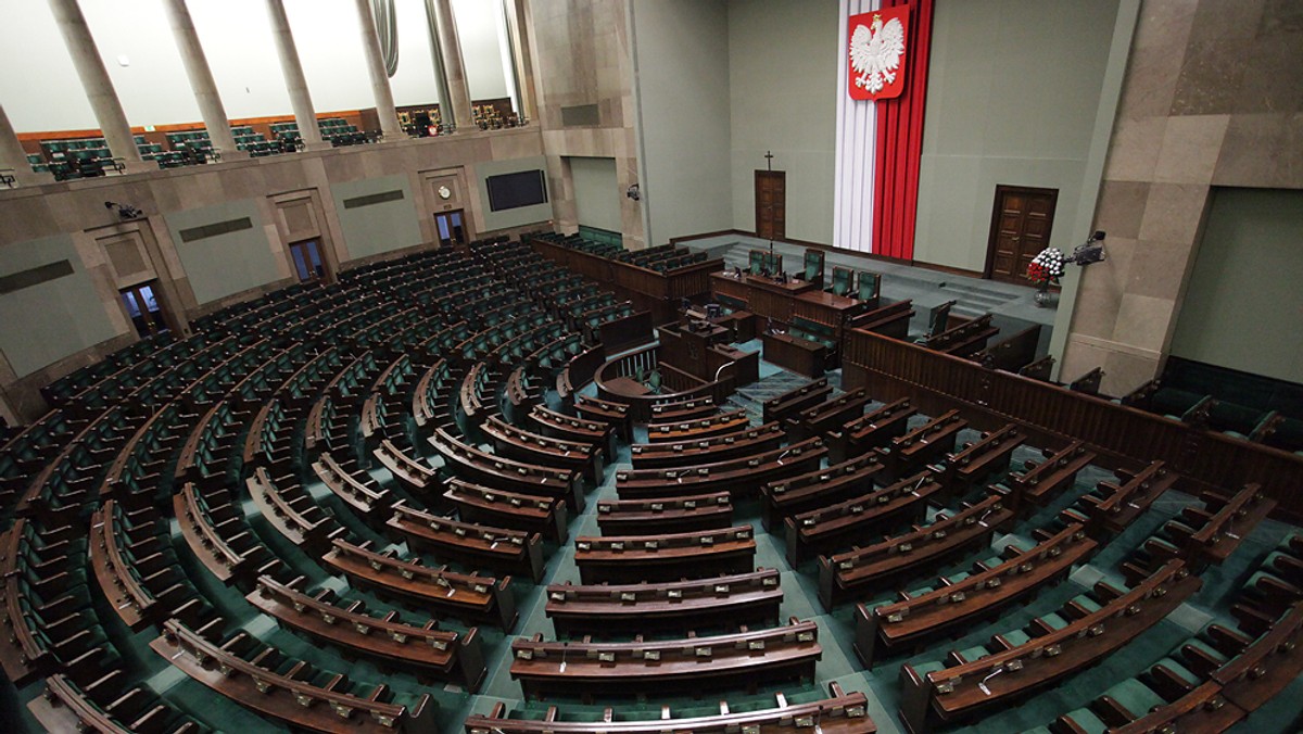 Gdyby wybory parlamentarne odbyły się w najbliższym czasie, wygrałoby je Prawo i Sprawiedliwość z wynikiem 30 proc. poparcia - wynika z sondażu przeprowadzonego przez Millward Brown dla TVN24. Tuż za PiS uplasowałaby się Platforma Obywatelska, która zdobyłaby 29 proc. poparcia. W Sejmie znalazłyby się jeszcze cztery partie.