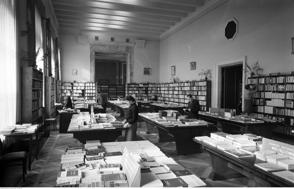 Wnętrza Pałacu Kultury i Nauki w Warszawie. Wnętrze księgarni (1961 r.)