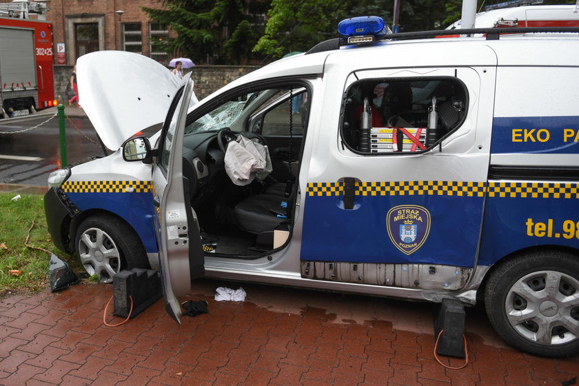 Strażnicy pędzili na sygnale przez miasto, spowodowali wypadek. Powód? Błahy