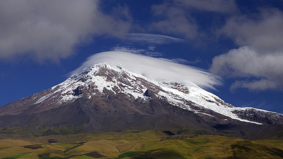Wszyscy wiedzą, ze najwyższa góra świata to Mount Everest. Wznosi się na wysokość 8848 m n.p.m. i wciąż rośnie (choć bardzo powoli). To nie jemu przypada jednak tytuł najbardziej odległego szczytu od środka Ziemi. Zwycięzcą jest wygasły wulkan Chimborazo w Andach. "Wielka Śnieżna Góra" ma wysokość 6268 m n.p.m, a znajduje się w Ekwadorze na terenie parku narodowego Sangay.