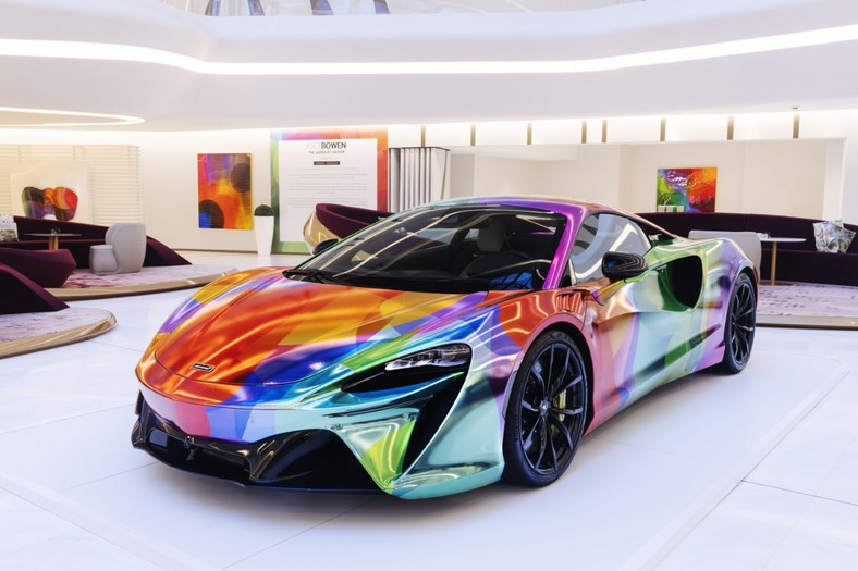 McLaren Artura Art Car stworzony we współpracy z artystką Nat Bowen