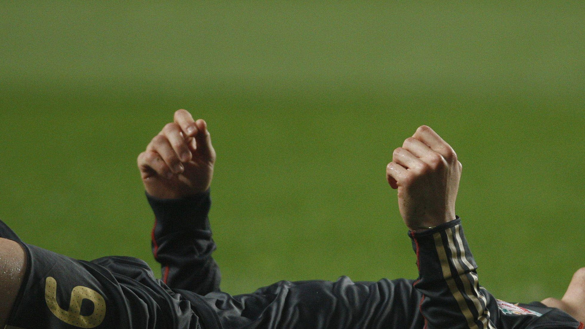Hiszpański piłkarz Liverpoolu Fernando Torres przeszedł w niedzielę wieczorem operację kolana. Przerwa w grze i rekonwalescencja potrwają około sześciu tygodni. Oznacza to, że angielski klub do końca sezonu będzie pozbawiony swojego najlepszego strzelca.