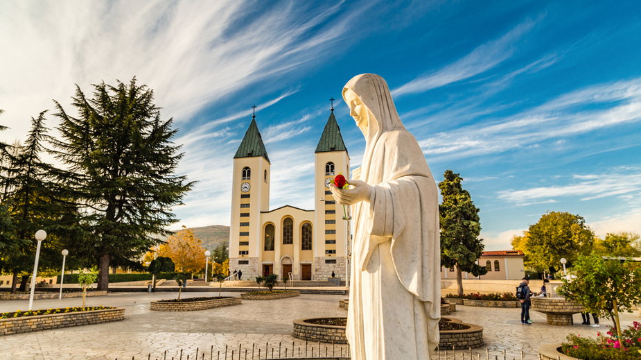 Posąg Najświętszej Maryi Panny przed kościołem św. Jakuba, Medjugorie, Bośnia i Hercegowina