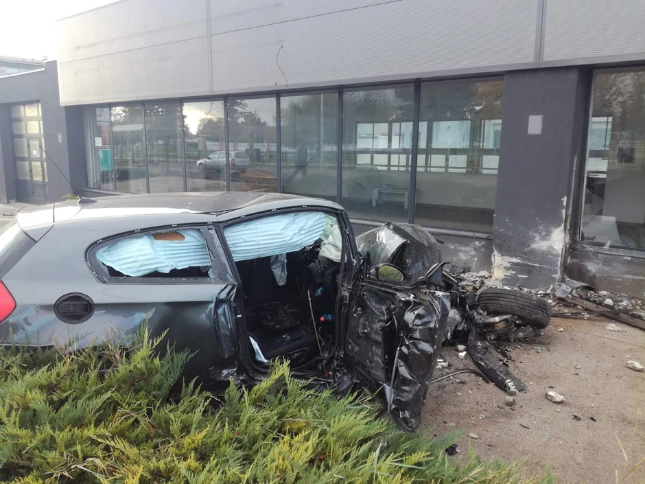 BMW potpuno uništen posle udesa na Bulevaru Nikole Tesle