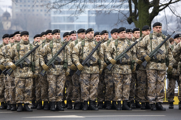 Prosi NATO o pomoc, ale nakłady na wojsko tnie. Krytykują Łotwę