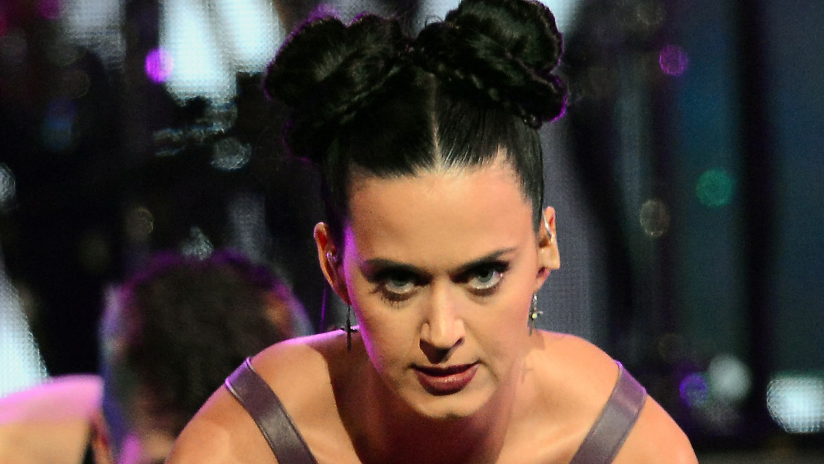 Australijski urząd biobezpieczeństwa poddał kontroli album amerykańskiej piosenkarki. Do międzynarodowej wersji deluxe albumu "Prism" załączone zostały nasiona. Katy Perry zachęca swoich fanów do sadzenia ich i "szerzenia światła".