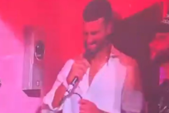 (VIDEO) LUDNICA U LONDONU! NOVAK ĐOKOVIĆ SE POJAVIO NA KONCERTU SVETSKE ZVEZDE Uzeo mikrofon, a zbog njegovih reči publika počela da vrišti