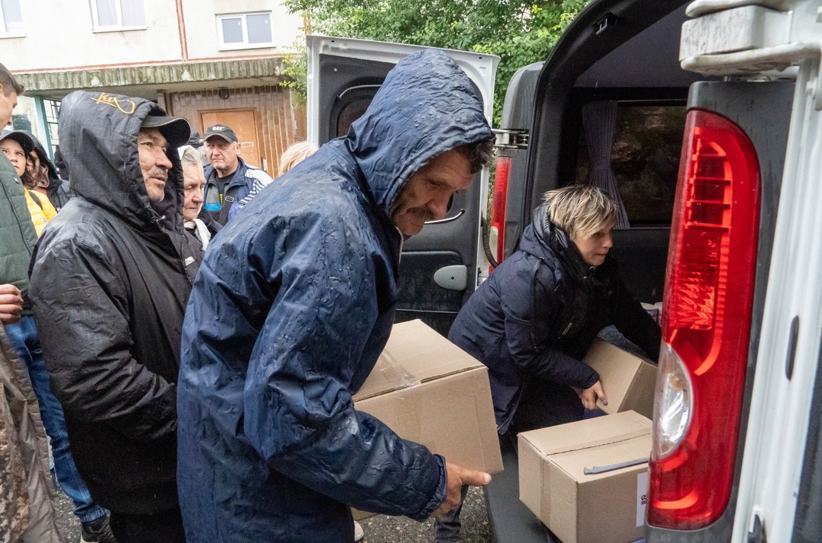Wolontariusze rozdają pomoc humanitarną mieszkańcom w niedawno wyzwolonym mieście Bałaklija w obwodzie charkowskim