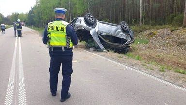 Samochód osobowy dachował na Podlasiu. W środku było 11 osób. Straż Graniczna mówi o pościgu