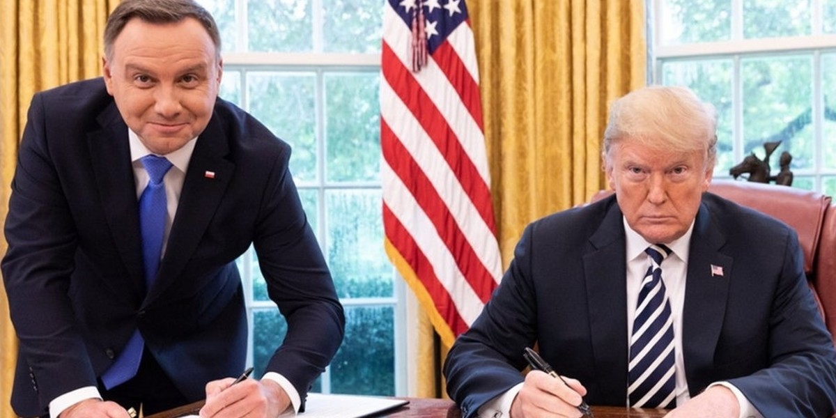 Słynne ujęcie prezydnetów Polski i USA podczas wizyty Andrzeja Dudy w Białym Domu we wrześniu 2018 roku. Prezydent Duda znów jest u Donalda Trumpa, tym razem na początek wizyty ma dostać nietypowy prezent.