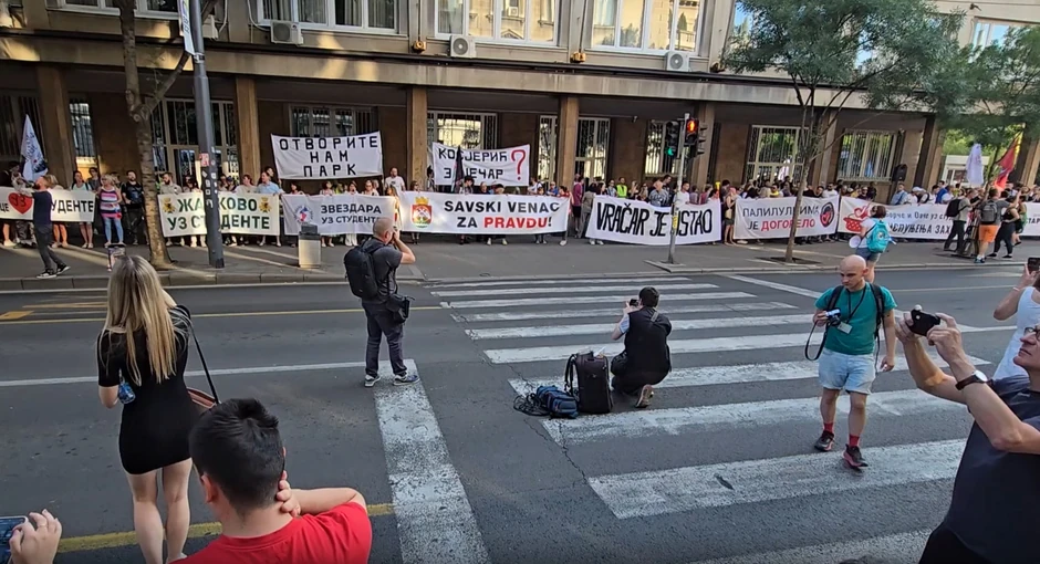 protest ispred Republičke izborbe komisije - Cirkus mora da ode