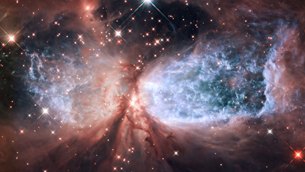 NASA tradycyjnie już zaprezentowała świąteczne zdjęcie wykonane przez Kosmiczny Teleskop Hubble’a. Fotografia przedstawia region gwiazdotwórczy, w którym podświetlone gazy i pyły układają się w kształt przypominający śnieżnego anioła.