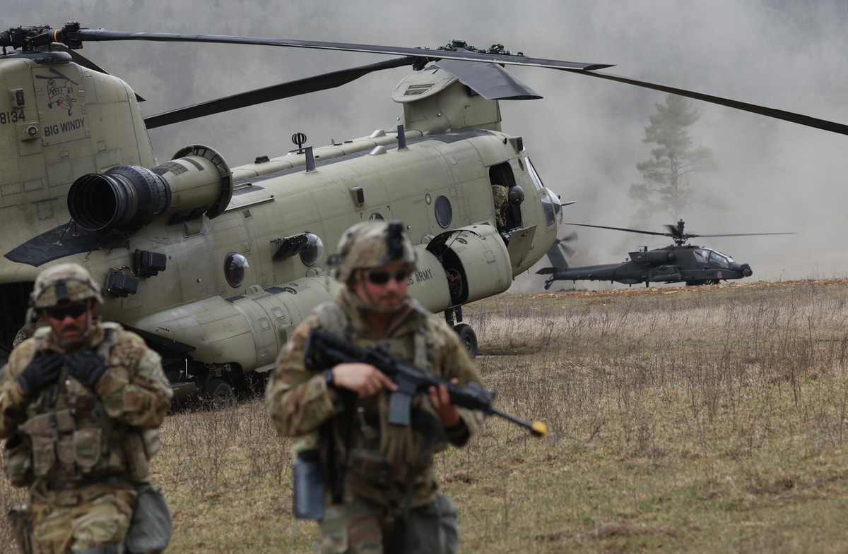 Chinooki zamiast Apachy. Ministerstwo analizuje możliwość renegocjacji zakupu śmigłowców z USA
