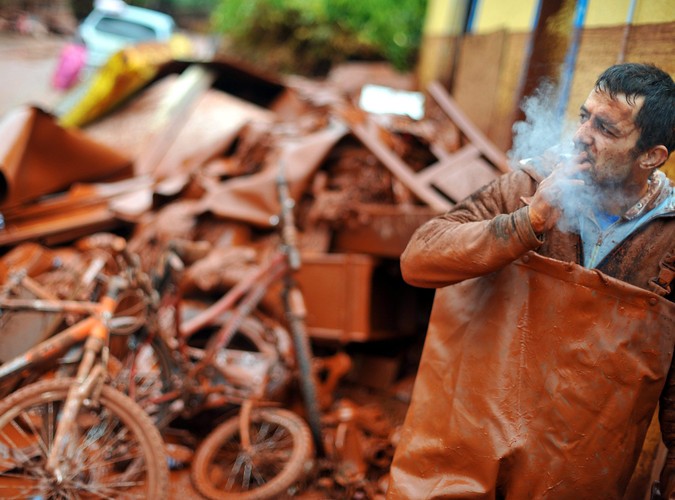Jeszcze kilka miesięcy po tym, jak czerwony szlam zalał Węgry, mieszkańcy zniszczonych miejscowości próbowali ocalić resztki swoich domostw