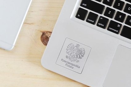 "Patriotyczne" laptopy z orłami dla uczniów. Minister wyjaśnia