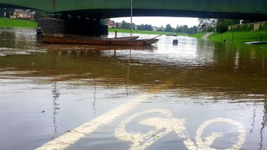 Przez Wisłę sunie fala wezbraniowa. Zalane bulwary w Krakowie, ogłoszono pogotowie przeciwpowodziowe [GALERIA]