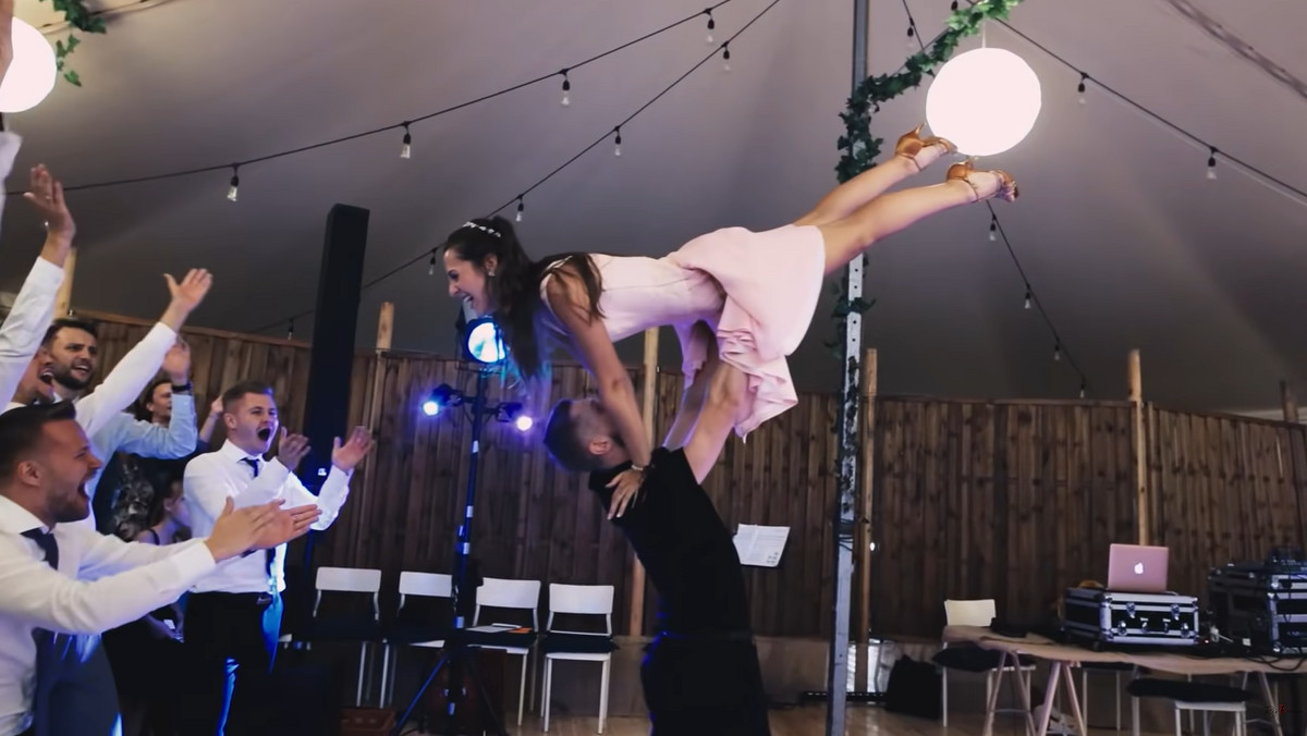 Na weselu zatańczyli do piosenki z "Dirty Dancing". Filmik ma 4 mln wyświetleń!