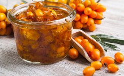 Pomoże zachować młodość. Dolej do herbaty i pij regularnie